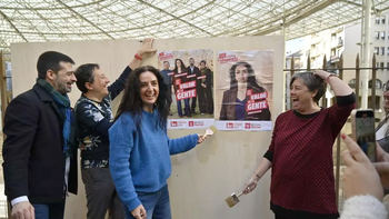 Marta Abengochea , la cabeza de lista de Sumar-IU en Aragón, en la pegada de carteles