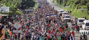 Millares de emigrantes en la frontera entre México y Estados Unidos