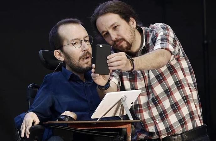 Pablo Echenique, portavoz del grupo parlamentario de Podemos, y Pablo Iglesias.