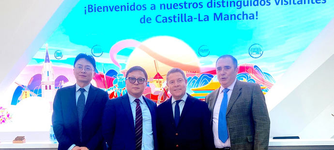 Emiliano, el verso suelto que planta a Sánchez y cambia Galicia por China