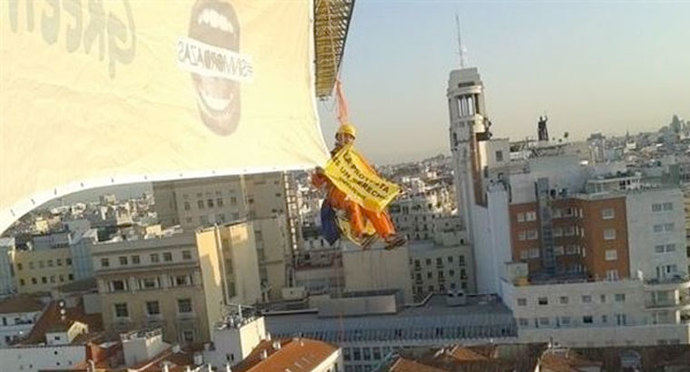 Activistas de Greenpeace despliegan una pancarta ante el Consgreso contra la `Ley Mordaza´ 