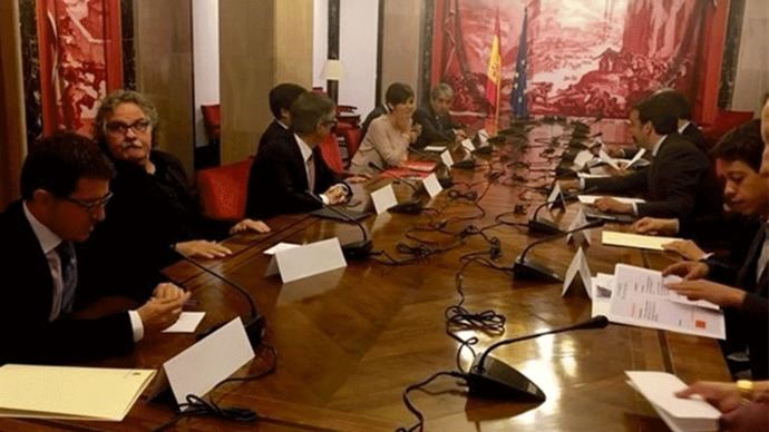 Los partidos pactan ahorrar en carteles, pero discrepan en la propaganda gratuita