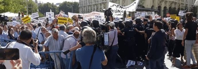 Choque entre policías y jubilados a las puertas del Congreso