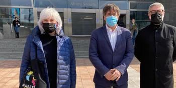 Puigdemont, entre Dolors Sabater y Carles Riera, los dirigentes de la CUP.