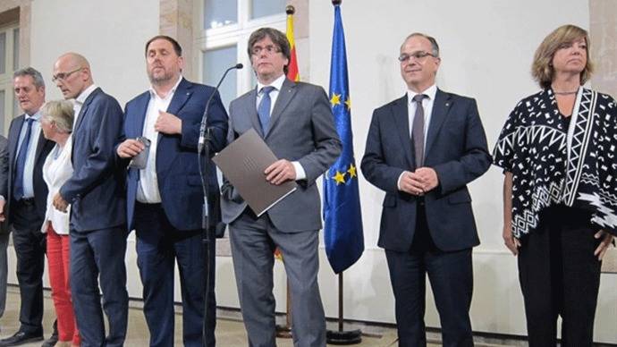 Puigdemont avisa a los alcaldes que deben ceder locales para la votación del referéndum del 1-0