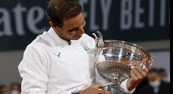 Rafa Nadal con su nueva Copa de Roland Garros.