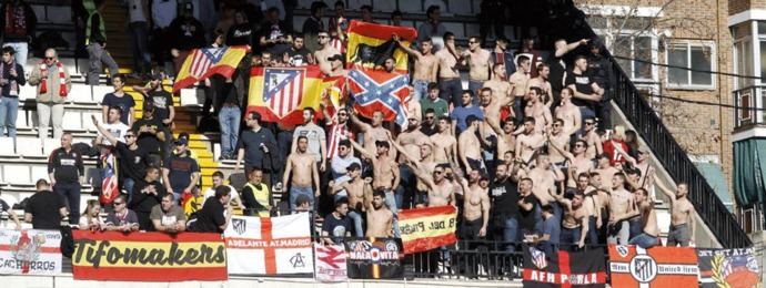 La RFEF expedienta al Rayo por las banderas racistas y xenófobas del Atleti