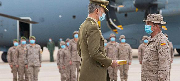 Felipe VI y tropas españolas llegadas de Afganistán.
