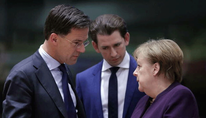 Los primeros ministros de Holanda y Austria, Mark Rutte y Sebastian Kurz, con la canciller alemana, Angela Merkel, en Bruselas. 