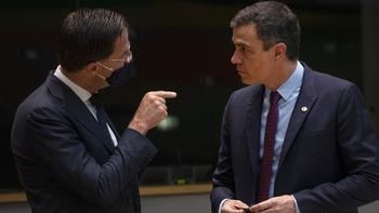 El perimer ministro holandés Mark Rutte habla con Pedro Sánchez