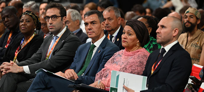Salvar al Gobierno y amputarse dos manos en el PSOE para llegar a 2027