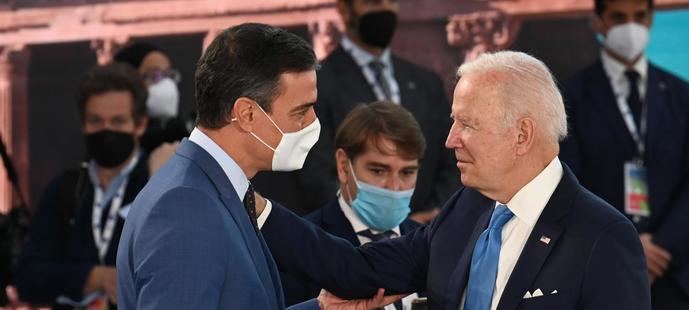 Pedro Sánchez saluda a Joe Biden en Roma.