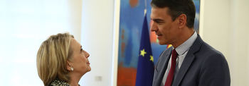 Pedro Sánchez con la exsecretaria de Estados de Estados Unidos, Hillary Clinton.