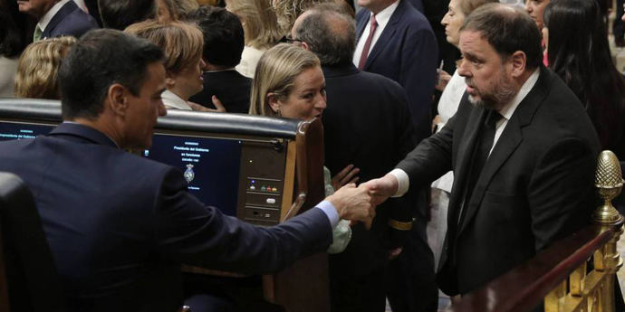 Oriol Junqueras saluda a Pedro Sánchez en la reapertura de las Cortes en junio de 2019.