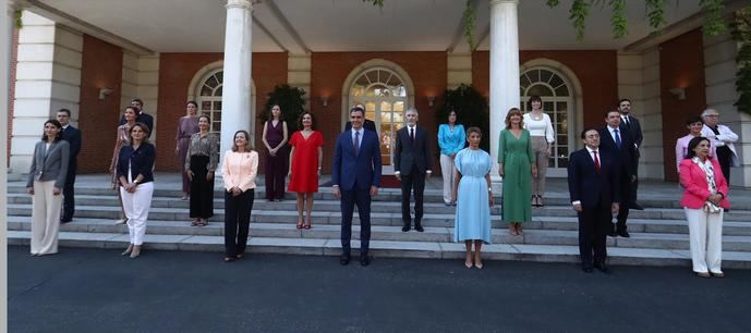 Sánchez posa en La Moncloa con su nuevo gobierno.