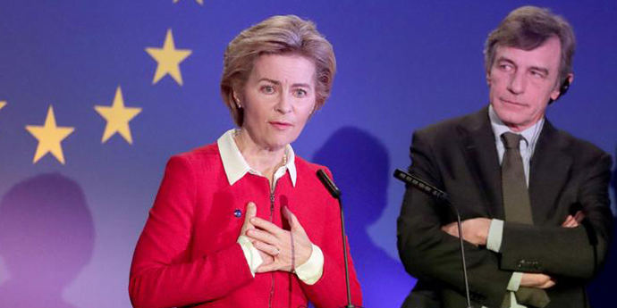 El presidente del parlamento Europeo escucha a la líder de la Comisión Europea, Ursula von der Leyen