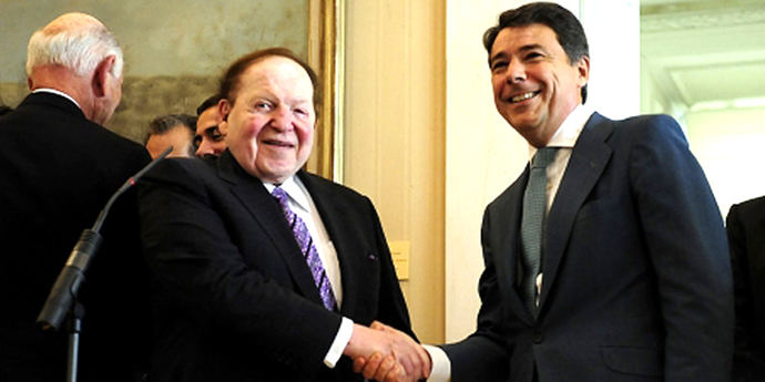 Sheldon Adelson y el entonces presidente madrileño Ignacio González.