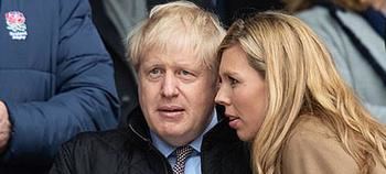 Boris Johnson y su novia Carrie Symonds.