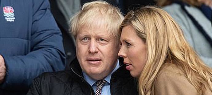 Boris Johnson y su novia Carrie Symonds.
