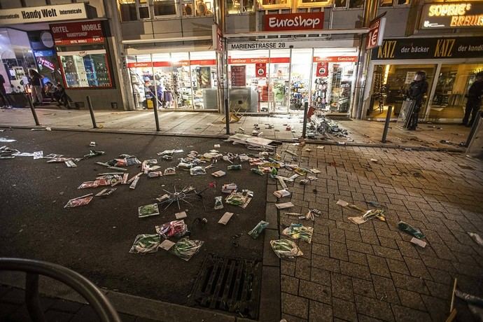 Aspecto que presentaba un comercio después de los disturbios en Suttgart