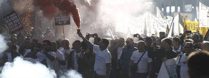 Los taxistas toman Madrid: Multitudinaria protesta con intervención de los antidisturbios