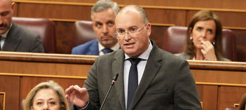 Tellado negocia fichar a los rebeldes de Abascal para debilitar a Vox en las generales