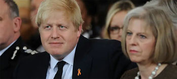 Boris Johnson y su antecesora Teresa May.