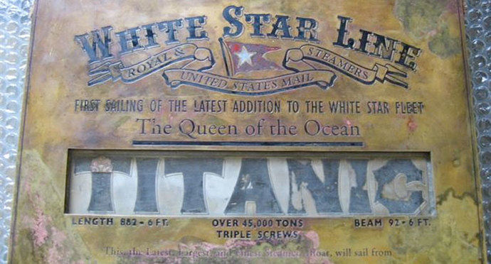 Una placa de bronce y plata del Titanic aparece en Granada
