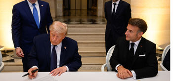 Donald J. Trump firma, ante el presidente francés Macron, un Memorando de Entendimiento entre la República Islámica de Irán y los Estados Unidos de América en el Palacio de Versalles.