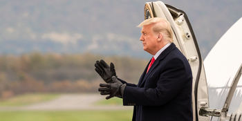 El todavía presidente Donald Trump bajando del Air Force One.