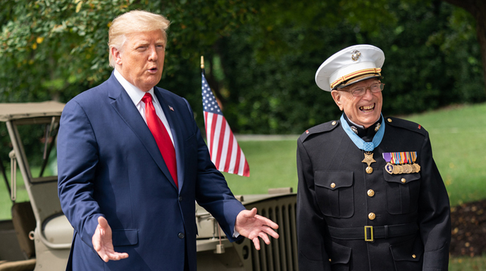 El presidente Donald Trump recibió en la Casa Blanca a Hershal “Woody” Williams , un veterano de la II Guerra Mundial tras las críticas recibidas por haber calificado de perdedores y tontos a los soldados muertos.