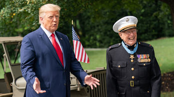 El presidente Donald Trump recibió en la Casa Blanca a Hershal “Woody” Williams , un veterano de la II Guerra Mundial tras las críticas recibidas por haber calificado de perdedores y tontos a los soldados muertos.