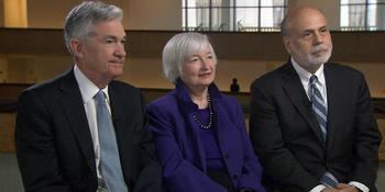 El presidente de la Reserva Federal Jerome Powell con sus dos antecesores, la secretaria del Tesoro, Janet Yellen, y Ben Bernanke.